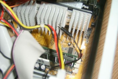 That black wire jammed in the heatsink is the thermometer's "outside" sensor.